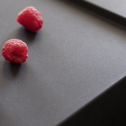  Maris MRG 610-54 Evier à encastrer 59x50cm, avec bonde et siphon gain de place, en Fragranit+, Noir mat + Cache bonde